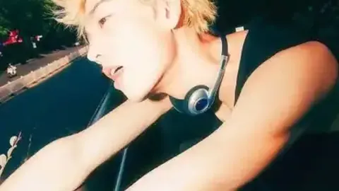 德约与梅西巅峰对决，亲密合影见证荣耀时刻：面对足球巨星，网球天王既荣幸又紧张